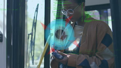 animación de forma rotativa azul y roja y procesamiento de datos, sobre una mujer que usa una tarjeta de crédito en el autobús