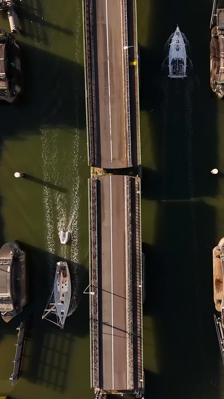 Luftfoto af en klapbro over en kanal