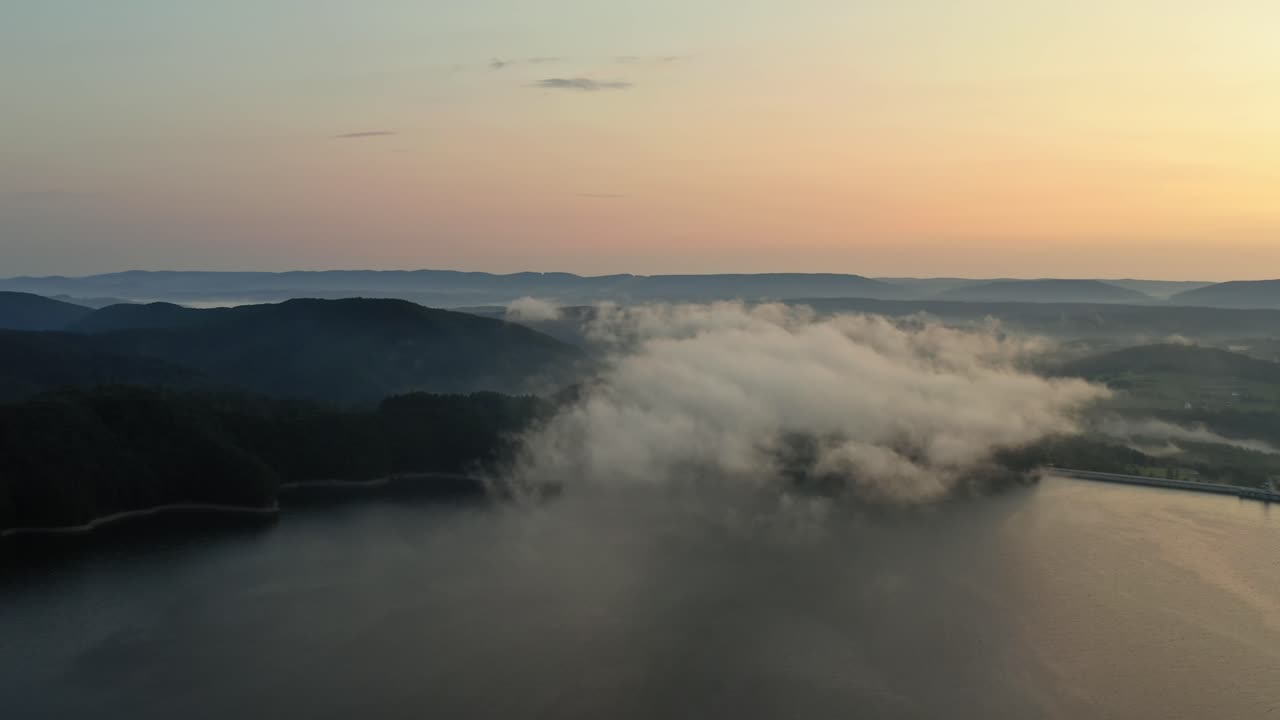 폴란드 솔리나 호수 안개 아침