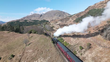 asombrosa vista aérea del tren de la máquina de vapor jacobita en escocia