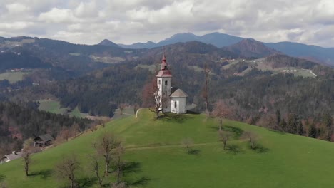 dolly zoom of saint tomaz church, slovenia