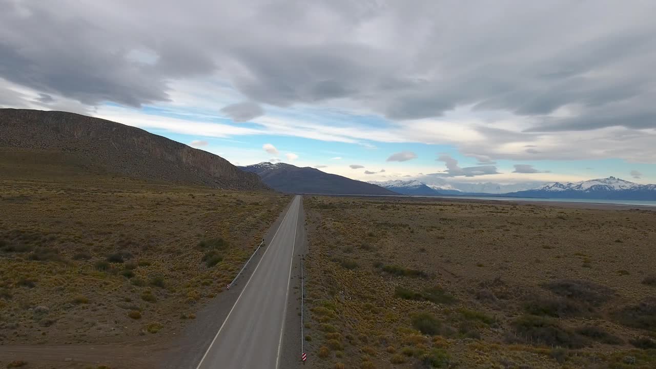 Bela vista aérea da Patagônia perto da margem do Lago Argentino, El Calafate, Argentina 3.
