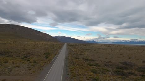 Schöne-Luft-Von-Patagonien-Nahe-Der-Küste-Von-Lago-Argentinien-El-Calafate-Argentinien-3