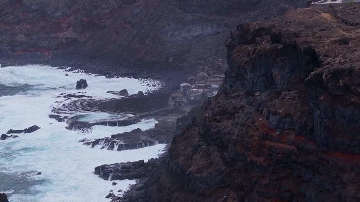 Villaggio di pescatori Pozo de las Calcosas sotto le scogliere vulcaniche di El Hierro.