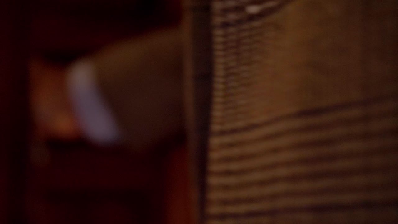 잘 입은 남자가 문을 열고 걸어가는 느린 동작  ⁇