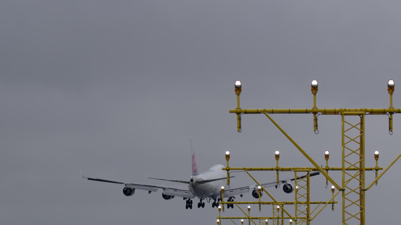 el aterrizaje del avión de carga cathay pacific boeing 747