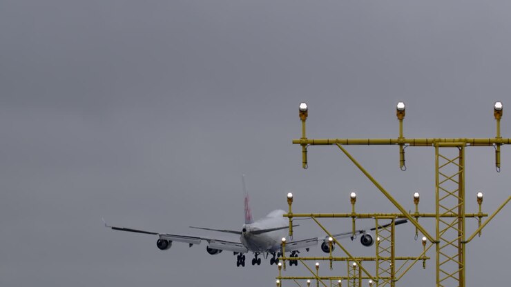 cathay pacific boeing 747 frachtflugzeug landet