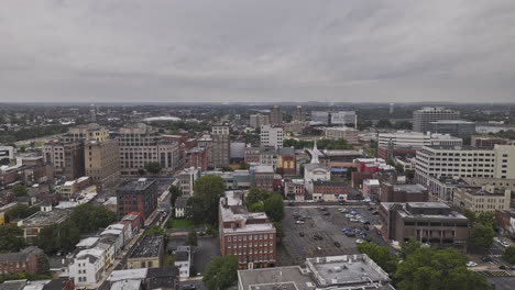 Luftüberflug-Mit-Einer-V14-Drohne-über-Trenton,-New-Jersey,-Der-Die-Innenstadtlandschaft-Mit-Einer-Mischung-Aus-Historischen-Gebäuden-Und-Moderner-Architektur-An-Einem-Trüben-Tag-Einfängt-–-Aufgenommen-Mit-Mavic-3-Pro-Cine-–-September-2023