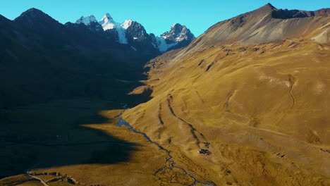 Vista-Aérea-De-Drones-Volando-A-Través-De-Un-Pintoresco-Valle-De-Montaña-En-Los-Andes