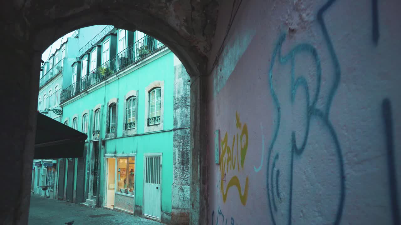 arco del túnel de la calle antigua de lisboa con pared de graffiti en el barrio típico