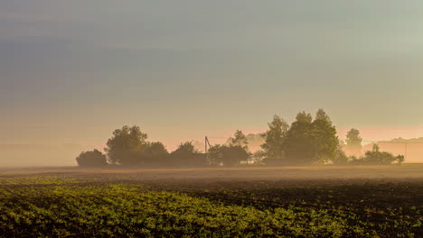 Toma-De-Tiempo-De-Hermoso-Amanecer-Otoñal-Con-Niebla-Mística-Sobre-Campos-Agrícolas-En-La-Mañana