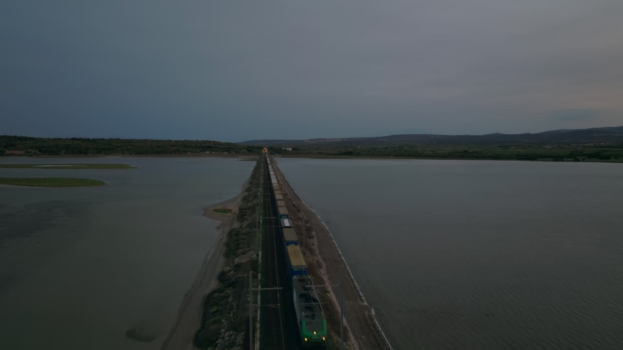 영화 속 드론이 황혼의 도로에서 열차를 지나 후퇴합니다.