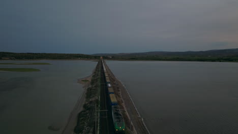 retiro de drones cinematográficos sobre un tren en una calzada del crepúsculo