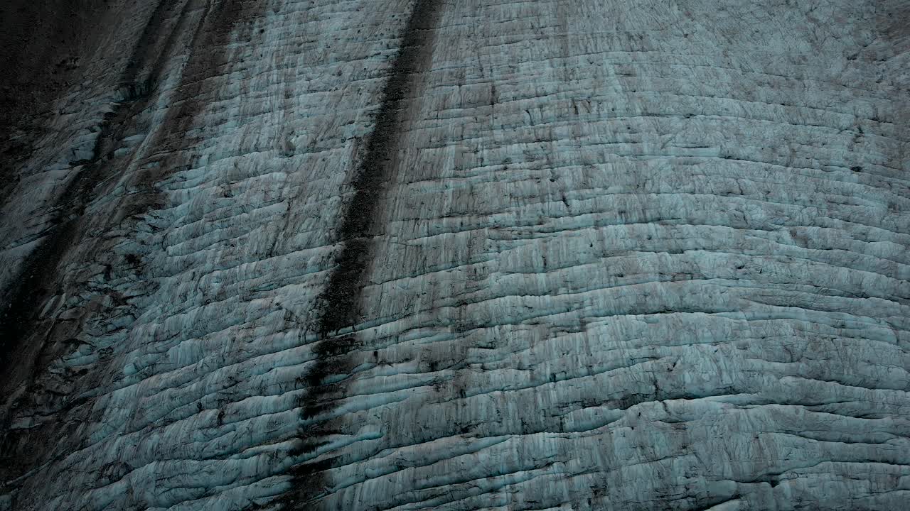 vista aérea del glaciar gauli en la región del oberland bernese de los alpes suizos con una vista panorámica desde las grietas de hielo y morrenas hasta los picos