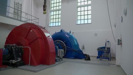 Interior-De-Una-Pequeña-Central-Hidroeléctrica-En-La-República-Checa-Con-Generadores