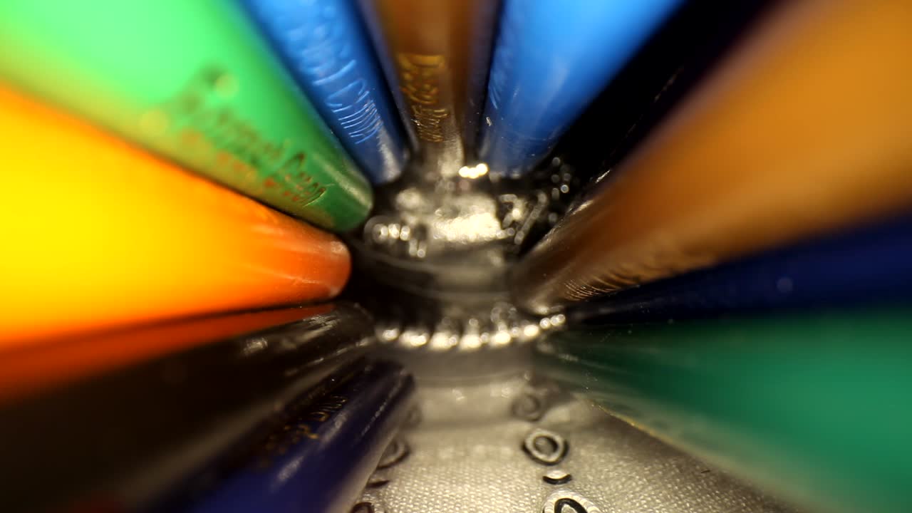 색연필 한 병에서 천천히 움직이고 있습니다.