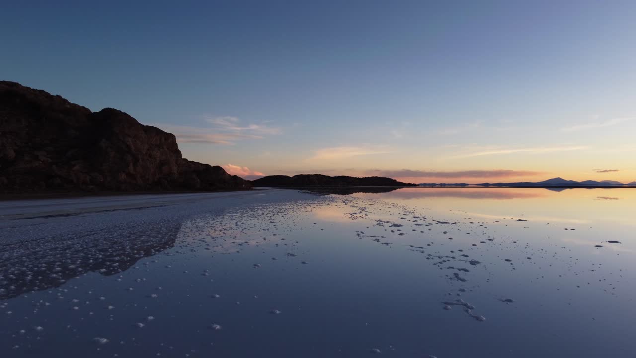 보리비아 의 우유니 소금 호수 의 수면 을 해가 지는 순간 에 공중 에서 스키미