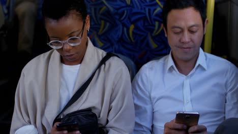 pasajeros que usan teléfonos móviles y tabletas digitales mientras viajan en el autobús 4k