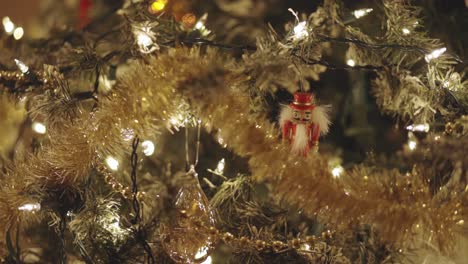 Niedliche-Weihnachtsdekorationen-Und-Helle-Weihnachtsbeleuchtung-An-Einem-Baum---Nahaufnahme