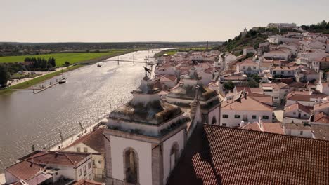 Luftaufnahme-Von-Der-Spitze-Der-Kirche-Von-Santiago-Mit-Blick-Auf-Den-Fluss-Sado-Und-Die-Landwirtschaftslandschaft