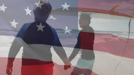 Animación-De-La-Bandera-De-Los-Estados-Unidos-De-América-Sobre-Una-Pareja-Birracial-Mayor-Con-Tabla-De-Surf-En-La-Playa.