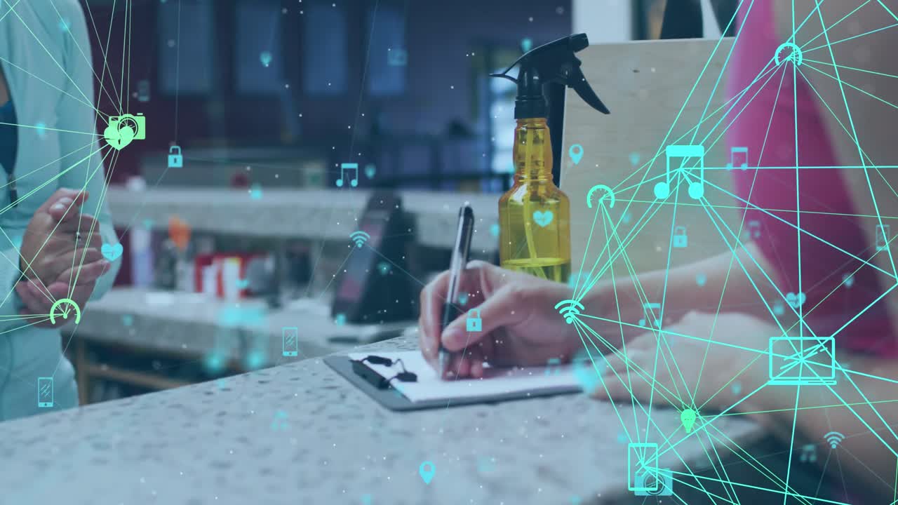 animación de iconos de los medios sobre una mujer caucásica firmando en el clipboard en la pared de escalada