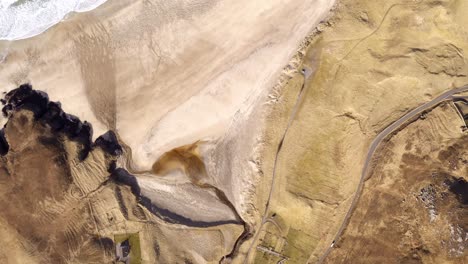 Birds-eye-view-drone-shot-of-the-beach-in-Uig,-Isle-of-Lewis-on-the-Outer-Hebrides-of-Scotland