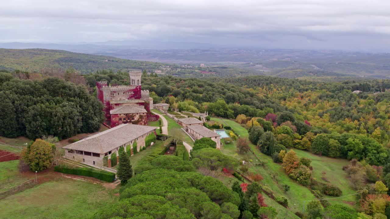 Jardins et forêt en automne entourent le Castello di Celsa, Toscane, Italie
