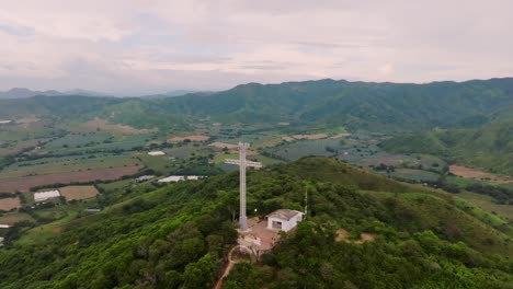 monumento de la colina de la cruz en tecalitlan con una vista panorámica de las tierras agrícolas y los cultivos