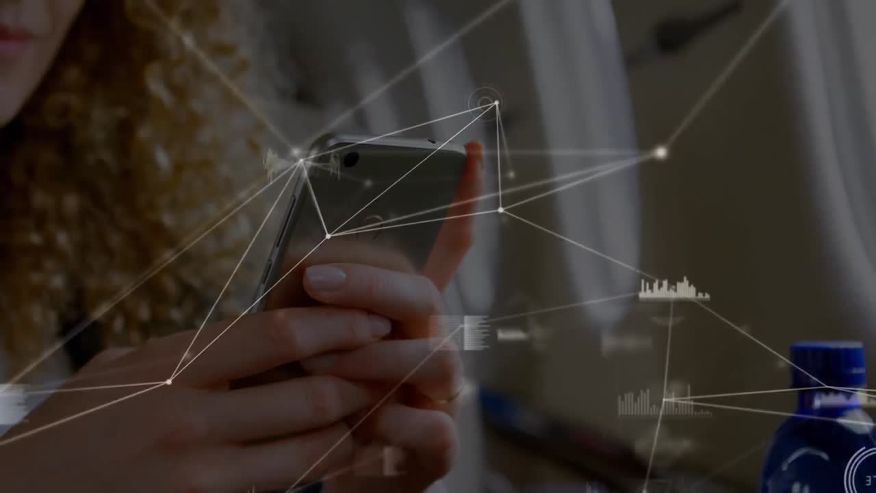 스마트 폰을 사용하는 백인 사업가 여성에 대한 데이터 처리 애니메이션