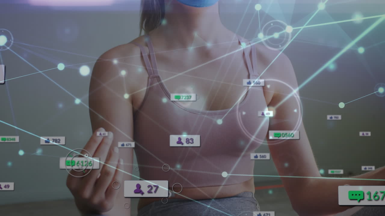 animación de la red de conexiones con íconos de los medios sobre mujer caucásica meditando