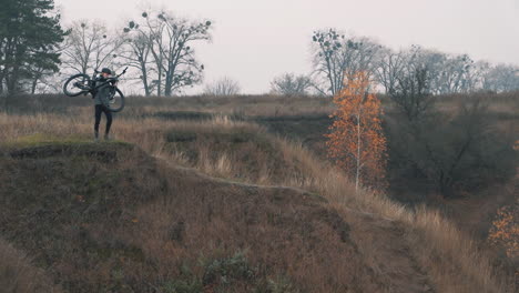 運動員男子在山上騎山單車