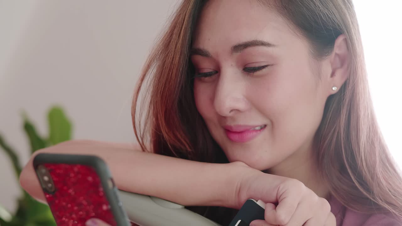 mujer feliz selfie retrato con su pasaporte y tarjeta de crédito antes de viajar