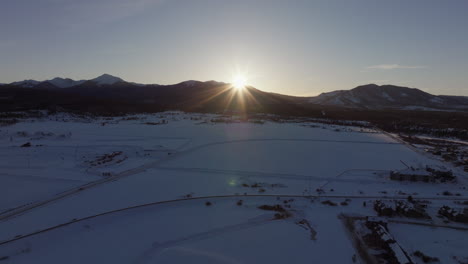 Toma-Aérea-De-La-Puesta-De-Sol-Sobre-Las-Montañas-Rocosas