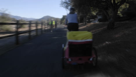 Punto-De-Vista-Lapso-De-Tiempo-De-Una-Mujer-En-Bicicleta-Remolcando-Un-Remolque-En-El-Sendero-Para-Bicicletas-De-Ojai-A-Ventura-En-Ojai-California