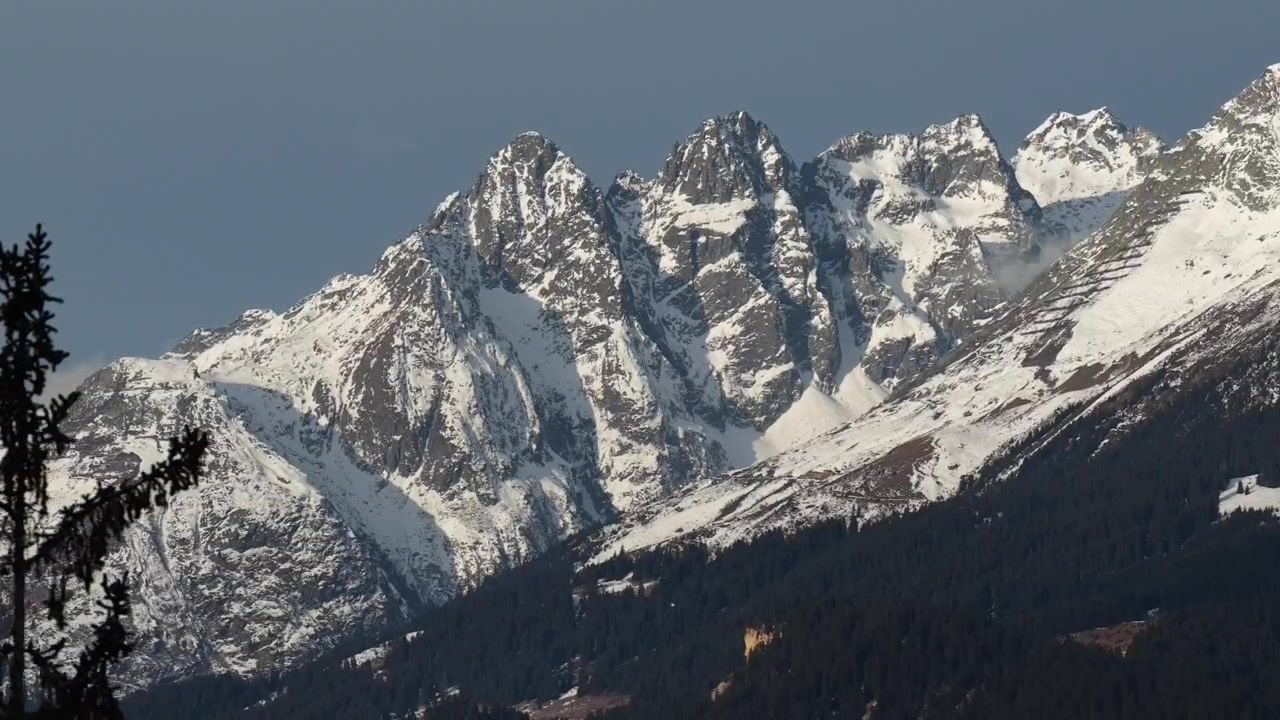 Pico de montanha dos Alpes Suíços coberto de neve na região de Obersaxen Surselva em Grisões, Suíça.