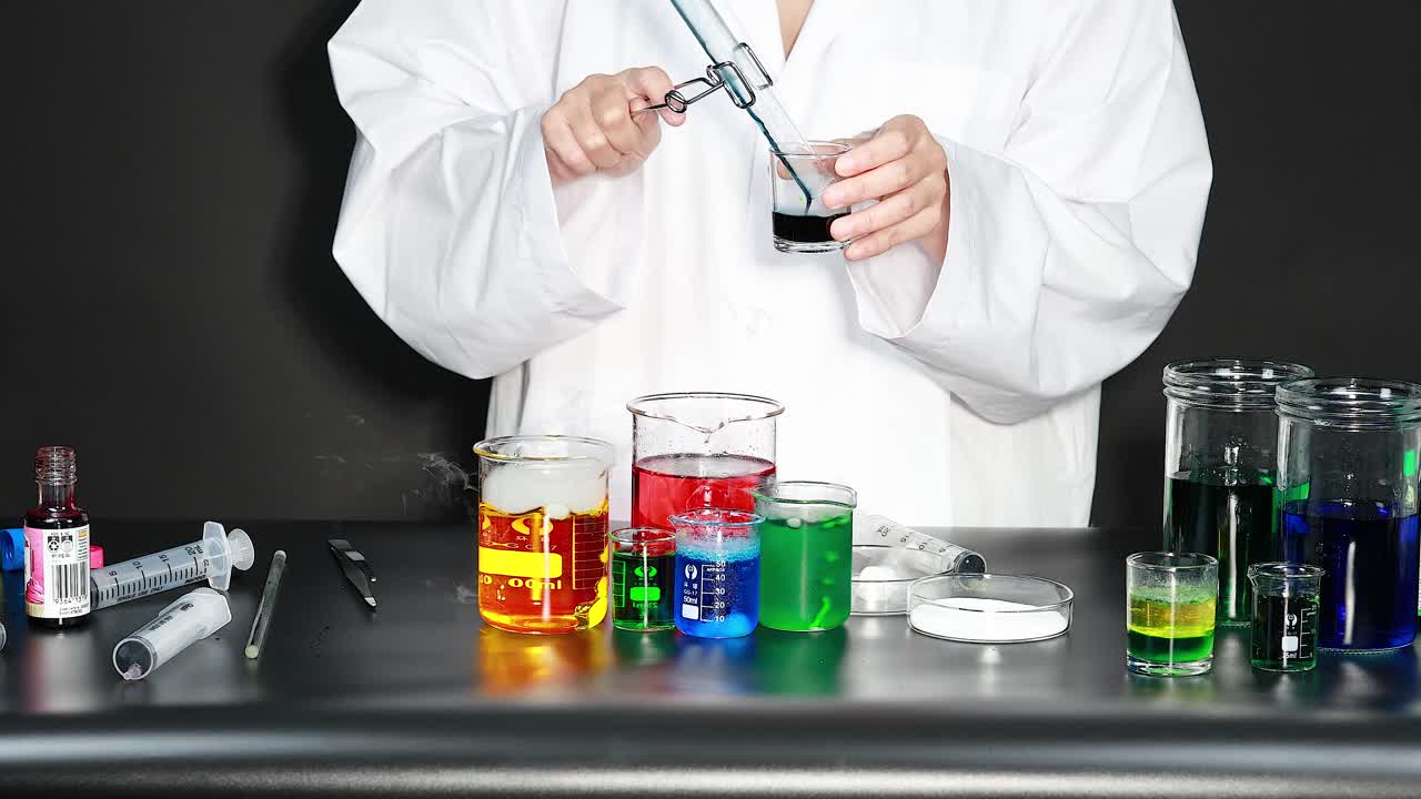 científico que mezcla productos químicos en un entorno de laboratorio