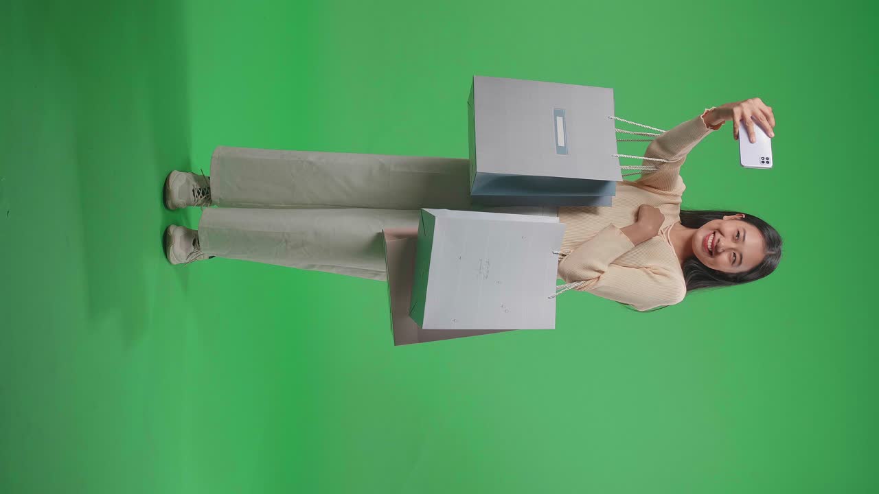 mujer tomando selfies con bolsas de compras