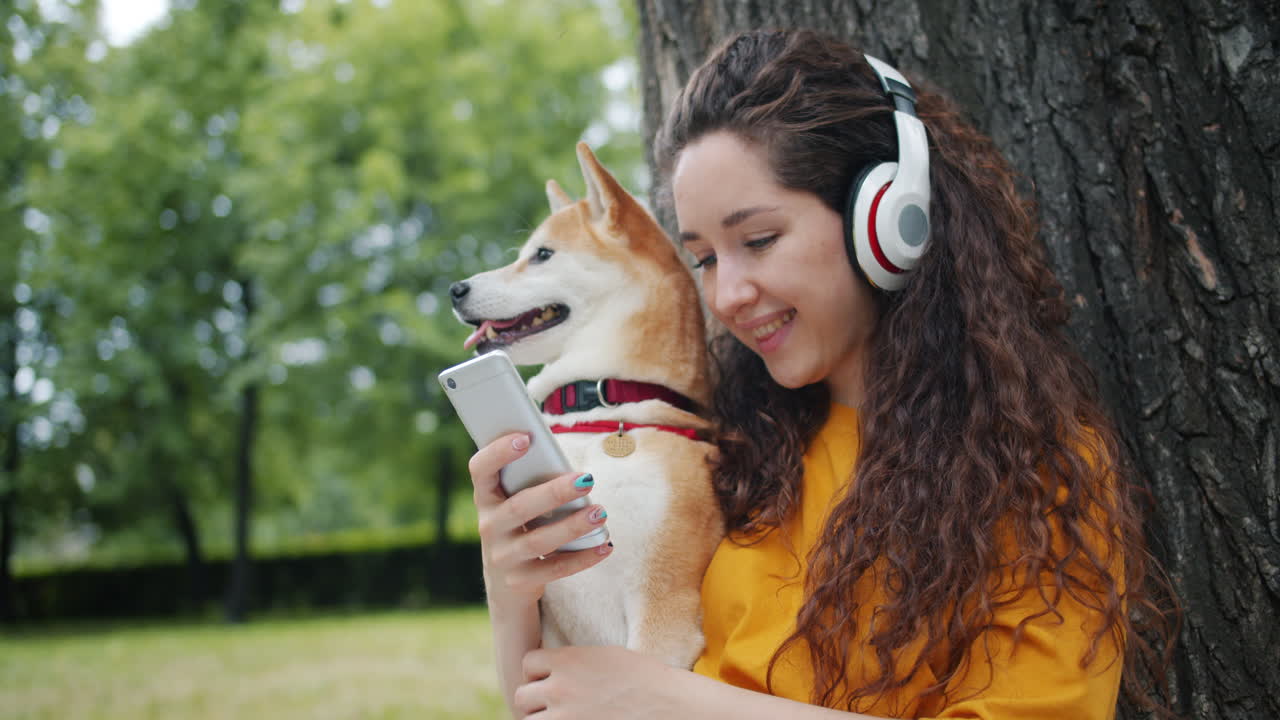 공원에서 개와 함께 있는 여자