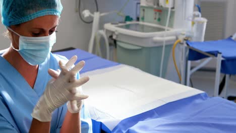 enfermera triste sentada en el teatro de operaciones