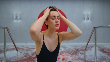 mujer relajándose en una bañera de spa