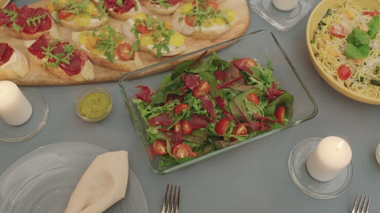 Servire insalata di roast beef a tavola durante una cena in famiglia
