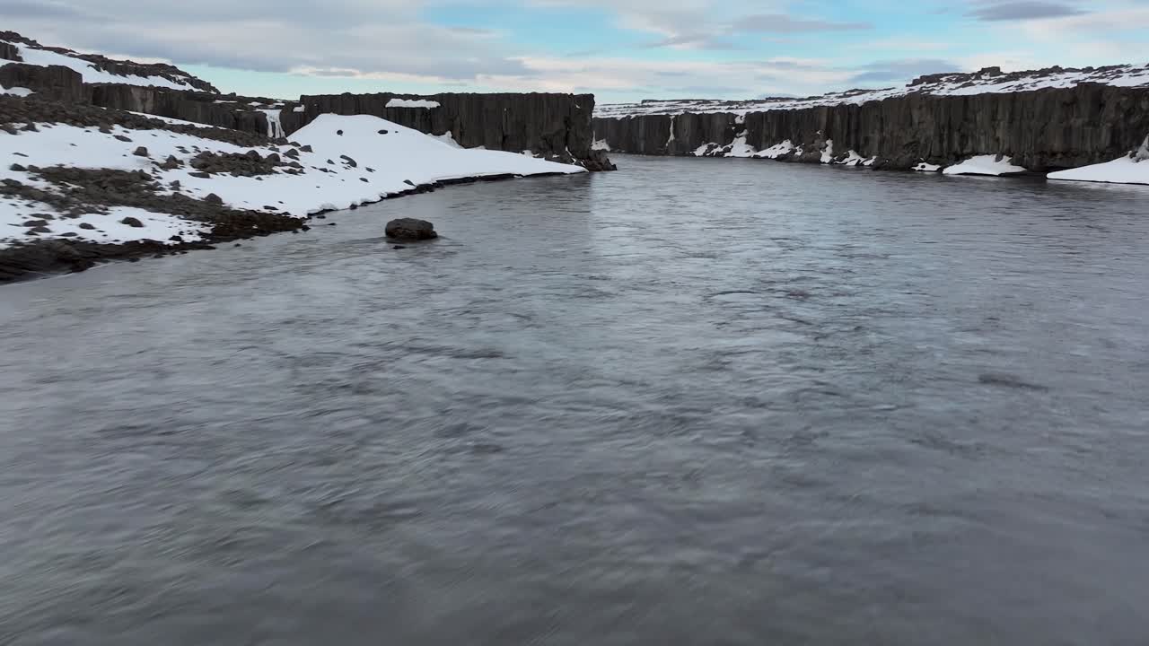 높은 곳에서, 드론은 아이슬란드의 dettifoss 폭포의 흥미진진한 조류의 시야를 제공합니다. 강의 조용한 흐름이 천둥 폭포와 만나는 곳입니다.