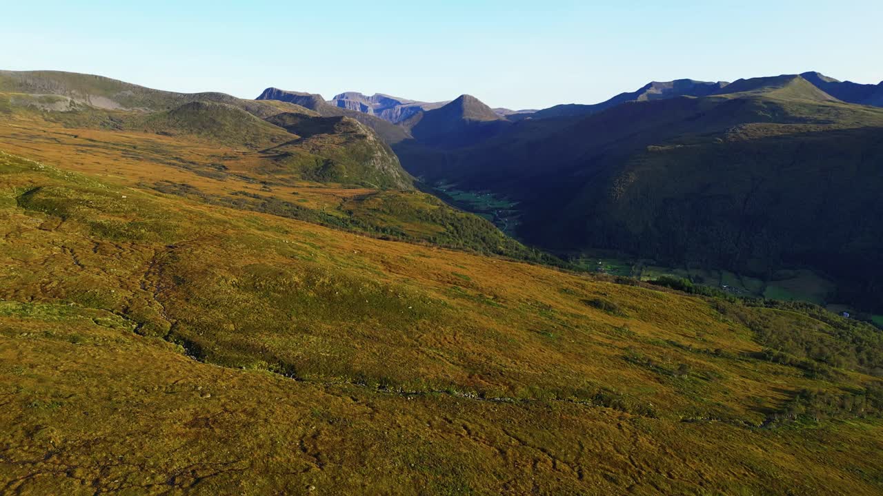 Luftfoto der bevæger sig over bakkerne nær Syvde, Vanylven Kommune, Norge
