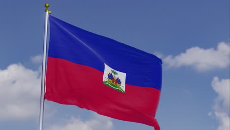 bandera de haití moviéndose en el viento con un cielo azul claro en el fondo, nubes moviéndose lentamente, asta de la bandera, cámara lenta