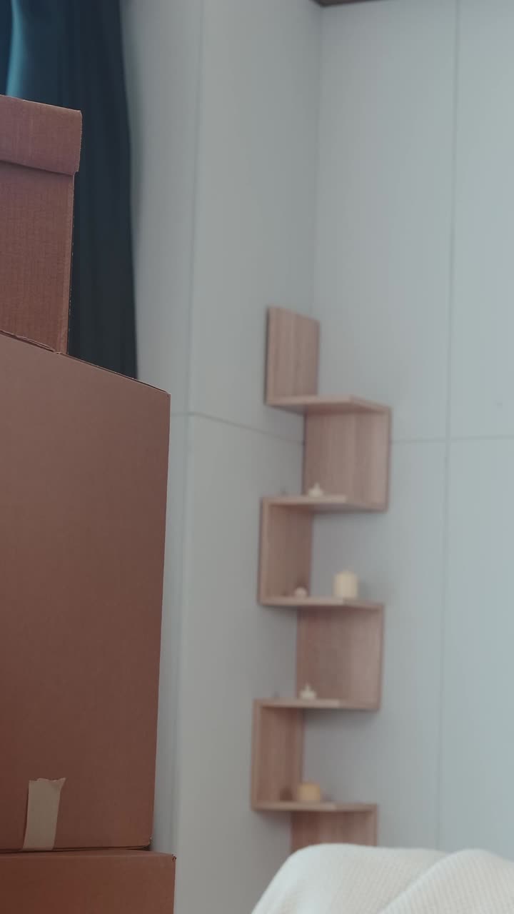 은 오후에 아한 현대적인 공간에서 새로운 보물을 풀고