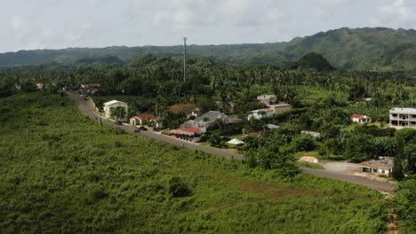 extracción aérea suave sobre la calle y las casas que rodean playa rincón en la república dominicana