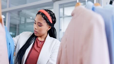 ropa, mujer y cliente en una tienda