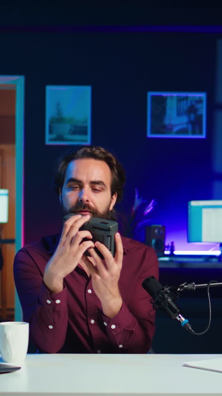 Creator di contenuti tecnologici per video verticali che filma una recensione tecnologica della batteria V-Mount