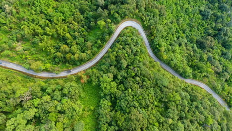 vista aérea de la carretera en las montañas y el bosque.